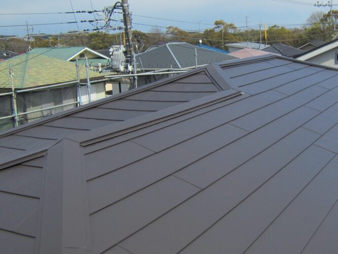 屋根全体を重ね張り施工しました